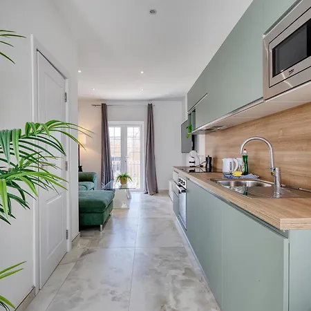 2 Bedroom Duplex In The Heart Of & Rooftop Views *