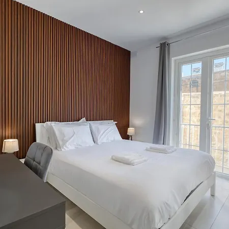 2 Bedroom Duplex In The Heart Of & Rooftop Views * Sliema