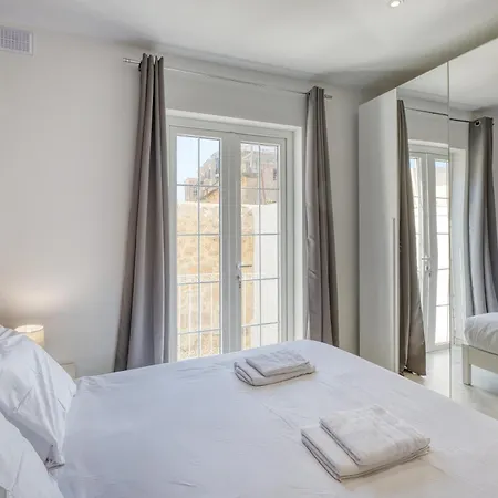 2 Bedroom Duplex In The Heart Of & Rooftop Views *