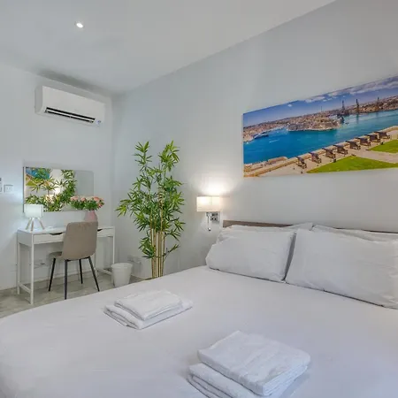 2 Bedroom Duplex In The Heart Of & Rooftop Views Sliema