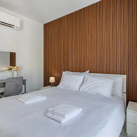 2 Bedroom Duplex In The Heart Of & Rooftop Views * Sliema