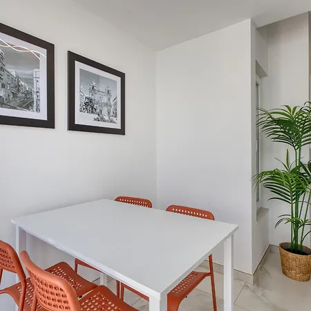 2 Bedroom Duplex In The Heart Of & Rooftop Views *