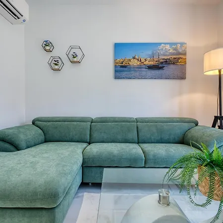 2 Bedroom Duplex In The Heart Of & Rooftop Views * Sliema