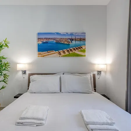 2 Bedroom Duplex In The Heart Of & Rooftop Views Sliema