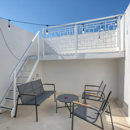 2 Bedroom Duplex In The Heart Of & Rooftop Views Sliema