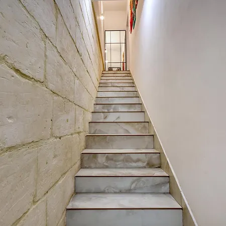 2 Bedroom Duplex In The Heart Of & Rooftop Views *