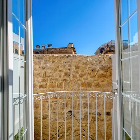 2 Bedroom Duplex In The Heart Of & Rooftop Views