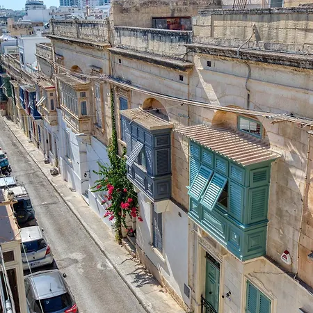 2 Bedroom Duplex In The Heart Of & Rooftop Views *